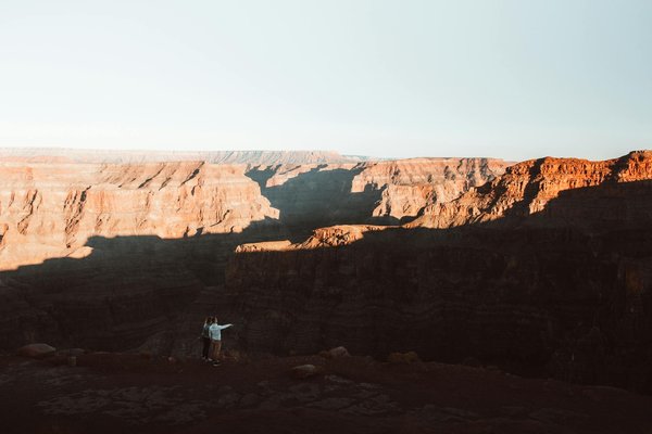 Wie kÃ¶nnen Reisende lokale Gemeinschaften durch nachhaltigen Tourismus unterstÃ¼tzen?